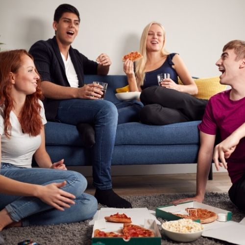 groupe étudiants qui mangent une pizza